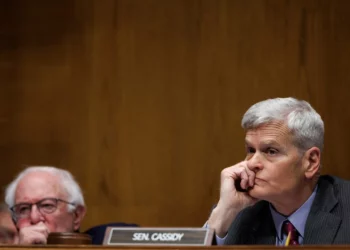 El senador estadounidense Bill Cassidy preside una audiencia del Comité de Salud, Educación, Trabajo y Pensiones del Senado en el Capitolio, el 25 de febrero de 2026, en Washington. (Foto AP/Tom Brenner)