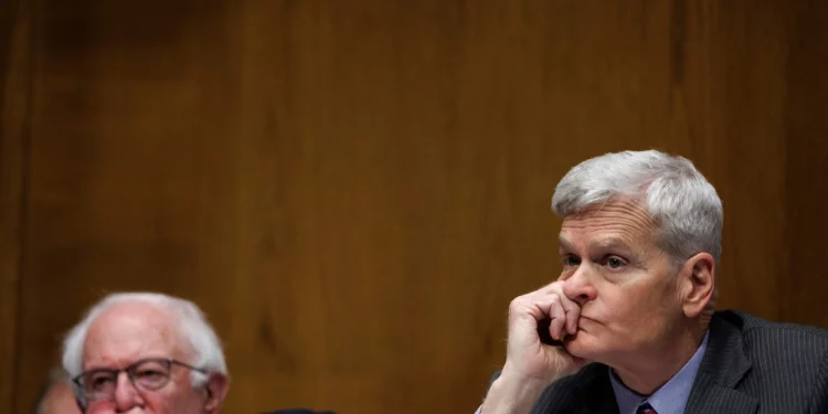 El senador estadounidense Bill Cassidy preside una audiencia del Comité de Salud, Educación, Trabajo y Pensiones del Senado en el Capitolio, el 25 de febrero de 2026, en Washington. (Foto AP/Tom Brenner)