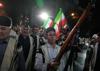 Nómadas bakhtiari, vestidos con trajes tradicionales, corean consignas durante una concentración a favor del gobierno cerca de la residencia donde fue asesinado el exlíder supremo iraní, el ayatolá Alí Jamenei, en Teherán, Irán, el 18 de mayo de 2026. (AP/Vahid Salemi)