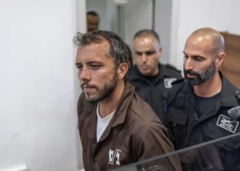 El activista brasileño Thiago Ávila es escoltado al Juzgado de Primera Instancia de Ashkelon el 5 de mayo de 2026. (Ilia YEFIMOVICH / AFP)