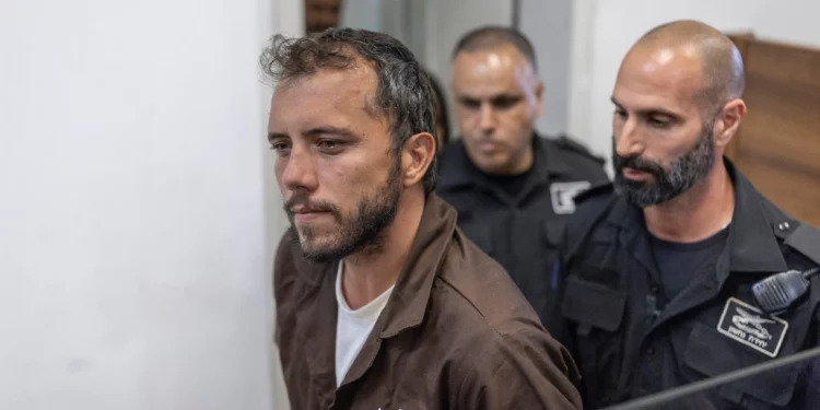 El activista brasileño Thiago Ávila es escoltado al Juzgado de Primera Instancia de Ashkelon el 5 de mayo de 2026. (Ilia YEFIMOVICH / AFP)