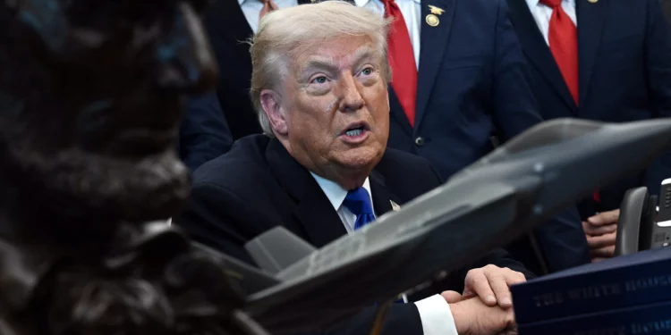 El presidente de EE. UU., Donald Trump, habla tras firmar varios decretos presidenciales en el Despacho Oval de la Casa Blanca, en Washington D. C., el 30 de abril de 2026. (Brendan Smialowski/AFP)