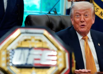 El presidente de EE. UU., Donald Trump, se reúne con luchadores de la UFC el 6 de mayo de 2026 en el Despacho Oval de la Casa Blanca, en Washington. (Foto AP/Jacquelyn Martin)