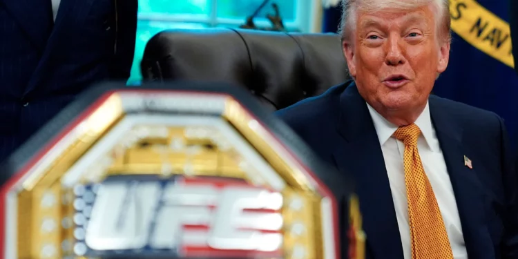 El presidente de EE. UU., Donald Trump, se reúne con luchadores de la UFC el 6 de mayo de 2026 en el Despacho Oval de la Casa Blanca, en Washington. (Foto AP/Jacquelyn Martin)