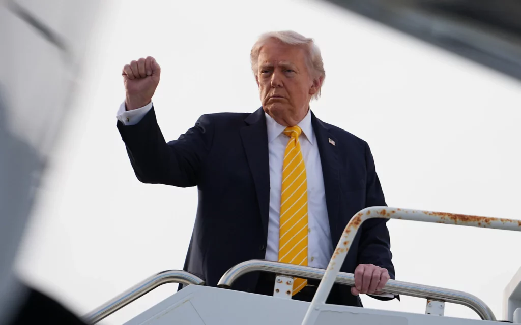 El presidente de Estados Unidos, Donald Trump, sube al Air Force One en el Aeropuerto Internacional de Palm Beach, en West Palm Beach (Florida), el 2 de mayo de 2026, de camino a Miami. (Foto AP/Matt Rourke)