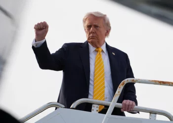 El presidente de Estados Unidos, Donald Trump, sube al Air Force One en el Aeropuerto Internacional de Palm Beach, en West Palm Beach (Florida), el 2 de mayo de 2026, de camino a Miami. (Foto AP/Matt Rourke)