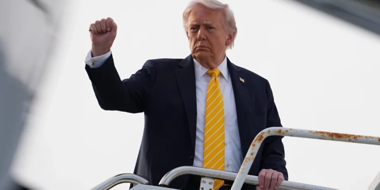 El presidente de Estados Unidos, Donald Trump, sube al Air Force One en el Aeropuerto Internacional de Palm Beach, en West Palm Beach (Florida), el 2 de mayo de 2026, de camino a Miami. (Foto AP/Matt Rourke)