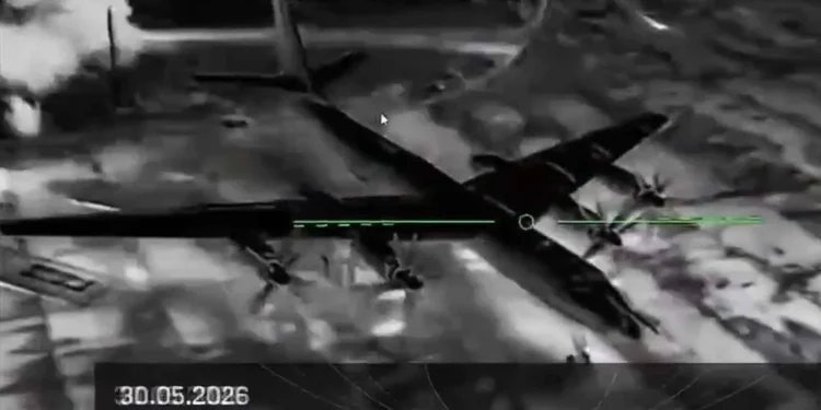 Raro avión ruso Tu-142MR habría destruido por drones ucranianos