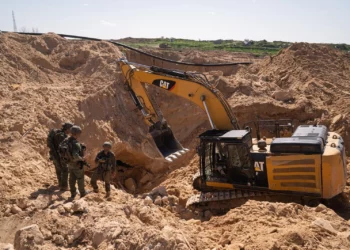 Tropas israelíes destruyen dos túneles de Hamás en el centro de Gaza