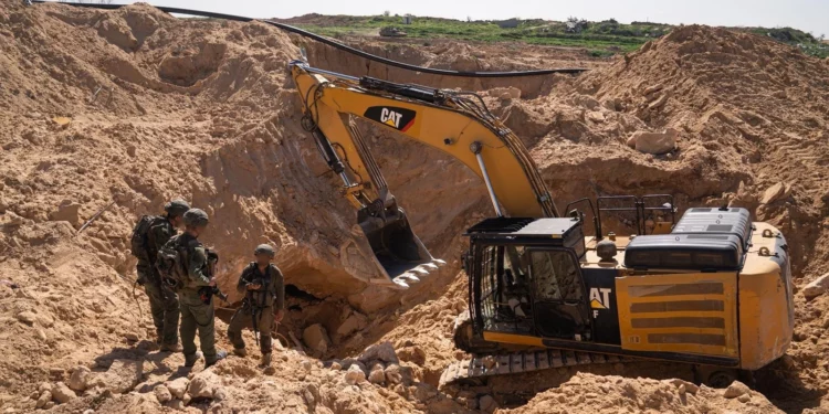 Tropas israelíes destruyen dos túneles de Hamás en el centro de Gaza