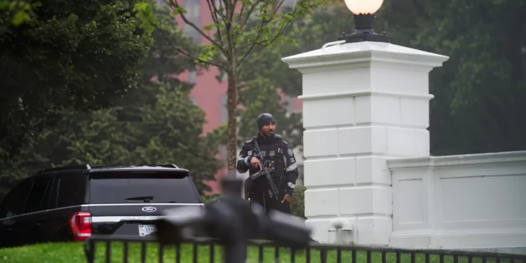 Un hombre armado dispara frente a la Casa Blanca y es abatido