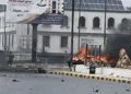 Un miembro del personal de seguridad llega al lugar de los hechos, cerca de un vehículo en llamas, tras una explosión en Damasco el 19 de mayo de 2026. (AFP)