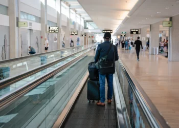 Imagen ilustrativa: Viajeros en el Aeropuerto Internacional Ben Gurion, cerca de Tel Aviv, 23 de abril de 2026. (Nati Shohat/FLASH90)