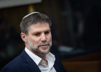 El ministro de Finanzas, Bezalel Smotrich, ofrece una rueda de prensa antes de la votación sobre el presupuesto estatal en la Knéset en Jerusalén, el 29 de marzo de 2026. (Yonatan Sindel/ Flash90)