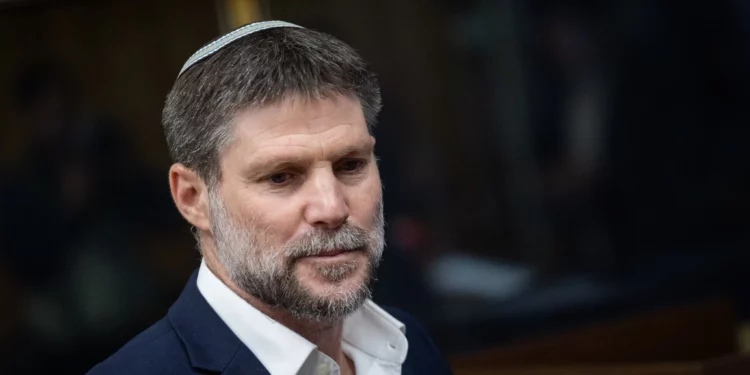 El ministro de Finanzas, Bezalel Smotrich, ofrece una rueda de prensa antes de la votación sobre el presupuesto estatal en la Knéset en Jerusalén, el 29 de marzo de 2026. (Yonatan Sindel/ Flash90)