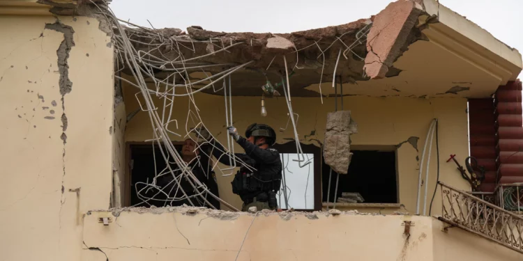 Fuerzas de seguridad y rescate israelíes en el lugar de un ataque con cohetes de Hezbolá en Kiryat Shmona, al norte de Israel, el 1 de abril de 2026. (Ayal Margolin/Flash90)