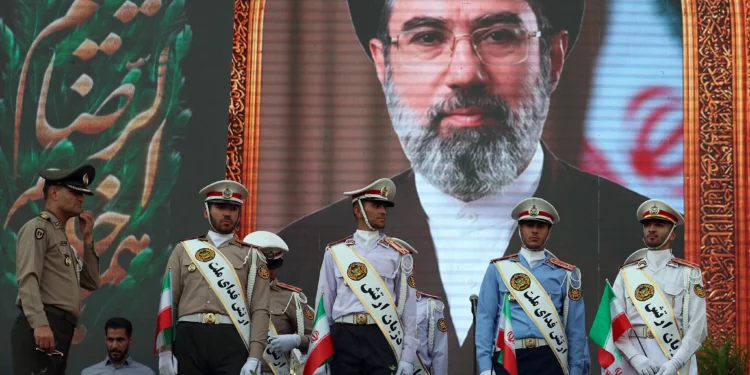 Soldados del ejército iraní se encuentran frente a una fotografía del líder supremo de Irán, el ayatolá Mojtaba Jamenei, durante una manifestación a favor del régimen en Teherán, Irán, el 29 de abril de 2026. (AFP)