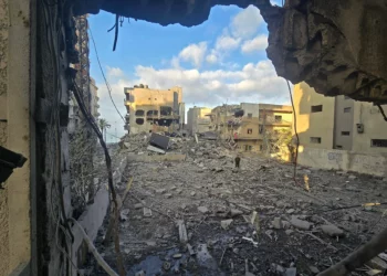 Un hombre busca sus pertenencias entre los escombros de un edificio destruido en el lugar de un ataque israelí en la ciudad costera de Tiro, al sur del Líbano, el 23 de mayo de 2026 (KAWNAT HAJU / AFP).