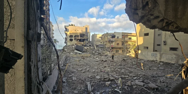 Un hombre busca sus pertenencias entre los escombros de un edificio destruido en el lugar de un ataque israelí en la ciudad costera de Tiro, al sur del Líbano, el 23 de mayo de 2026 (KAWNAT HAJU / AFP).