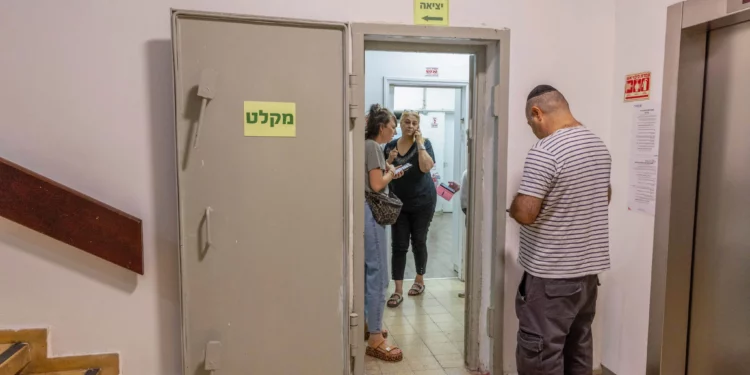 Ciudadanos israelíes se refugian en un búnker antibombas mientras suena la sirena de alerta de cohetes en Tel Aviv, 1 de octubre de 2024. (Yossi Aloni/Flash90)