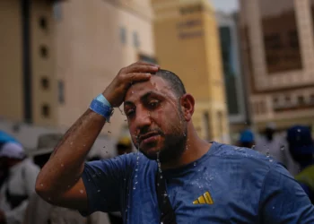 Un peregrino musulmán se refresca la cabeza con agua a las afueras de la Gran Mezquita durante la peregrinación anual del Hajj en la ciudad santa de La Meca, Arabia Saudita, el 24 de mayo de 2026. (Foto AP/Altaf Qadri)