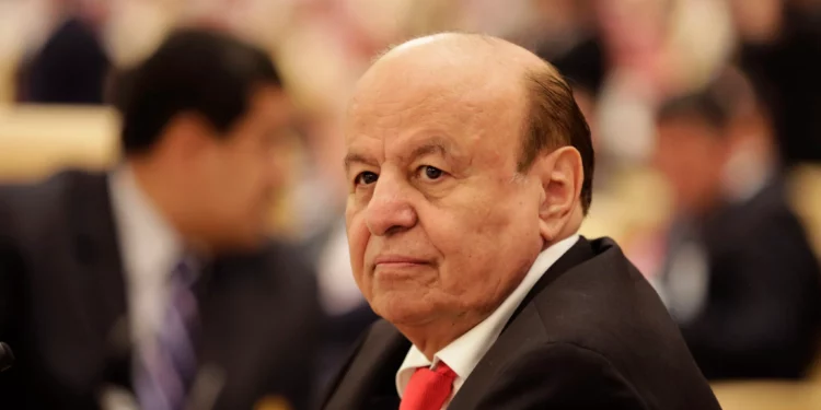 ARCHIVO: El entonces presidente de Yemen, Abed Rabbo Mansour Hadi, participa en una cumbre de líderes árabes y sudamericanos en Riad, Arabia Saudita, el 10 de noviembre de 2015. (Foto AP/Hasan Jamali, Archivo)