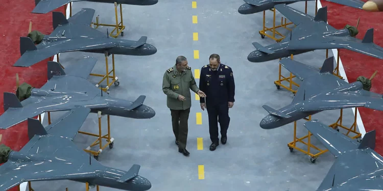Esta fotografía, difundida por la Oficina del Ejército iraní el 13 de enero de 2025, muestra al ministro de Defensa, de Irán, el general de Brigada Aziz Nasirzadeh (derecha), conversando con el Comandante en Jefe del Ejército iraní, el general Abdolrahim Mousavi, durante la ceremonia de entrega de sistemas aéreos no tripulados (UAS), comúnmente conocidos como drones, al Ejército iraní por parte del ministerio de Defensa del país, en Teherán. (Oficina del Ejército iraní / AFP)