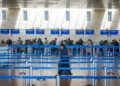 Imagen ilustrativa: Pasajeros en el aeropuerto Ben Gurion, cerca de Tel Aviv, el 9 de abril de 2026. (Chaim Goldberg/Flash90)
