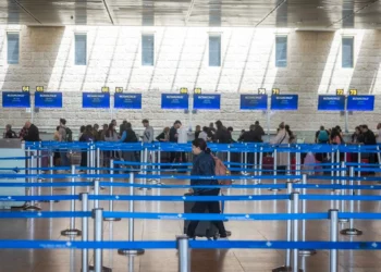 Imagen ilustrativa: Pasajeros en el aeropuerto Ben Gurion, cerca de Tel Aviv, el 9 de abril de 2026. (Chaim Goldberg/Flash90)
