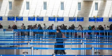 Imagen ilustrativa: Pasajeros en el aeropuerto Ben Gurion, cerca de Tel Aviv, el 9 de abril de 2026. (Chaim Goldberg/Flash90)
