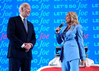 El presidente Joe Biden, a la izquierda, y la primera dama Jill Biden hablan en una fiesta para ver el debate presidencial, el jueves 27 de junio de 2024, en Atlanta. (Foto AP/Evan Vucci)