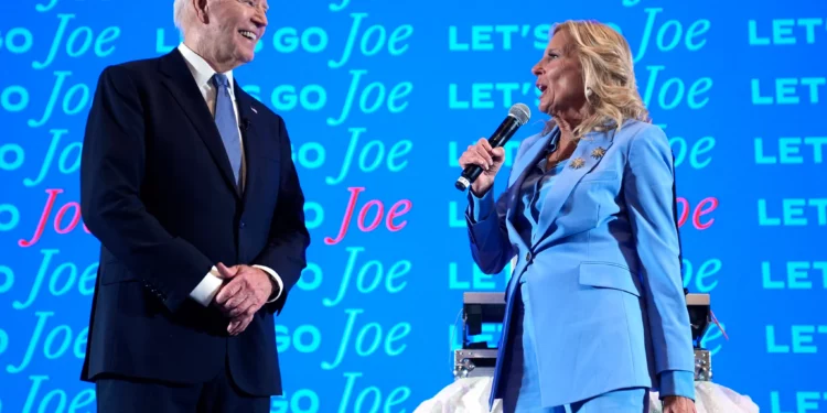 El presidente Joe Biden, a la izquierda, y la primera dama Jill Biden hablan en una fiesta para ver el debate presidencial, el jueves 27 de junio de 2024, en Atlanta. (Foto AP/Evan Vucci)