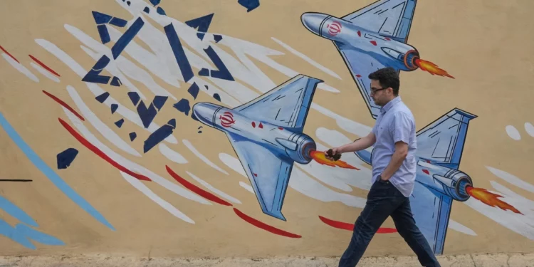 Un hombre pasa junto a un mural antiisraelí en el centro de Teherán, Irán, el domingo 17 de mayo de 2026. (Foto AP/Vahid Salemi)
