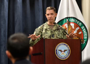 El almirante Charles Bradford 'Brad' Cooper II, comandante del Comando Central de Estados Unidos, habla durante una conferencia de prensa conjunta en la Base Aérea MacDill en Tampa, Florida, el 5 de marzo de 2026. (Octavio JONES / AFP)
