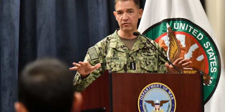 El almirante Charles Bradford 'Brad' Cooper II, comandante del Comando Central de Estados Unidos, habla durante una conferencia de prensa conjunta en la Base Aérea MacDill en Tampa, Florida, el 5 de marzo de 2026. (Octavio JONES / AFP)