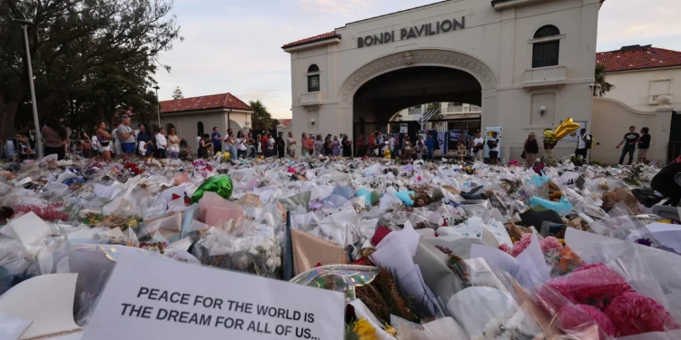 En la fotografía se ve una nota junto a las ofrendas florales depositadas en Bondi Pavilion en memoria de las víctimas de la masacre terrorista perpetrada días antes contra un evento de Jánuca en Bondi Beach, Sídney, Australia, el 20 de diciembre de 2025. (DAVID GRAY / AFP)