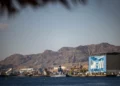Una corbeta israelí de la clase Sa'ar 6, equipada con una batería de misiles Cúpula de Hierro, patrulla frente a la costa de Eilat el 10 de febrero de 2025. (Chaim Goldberg/Flash90)