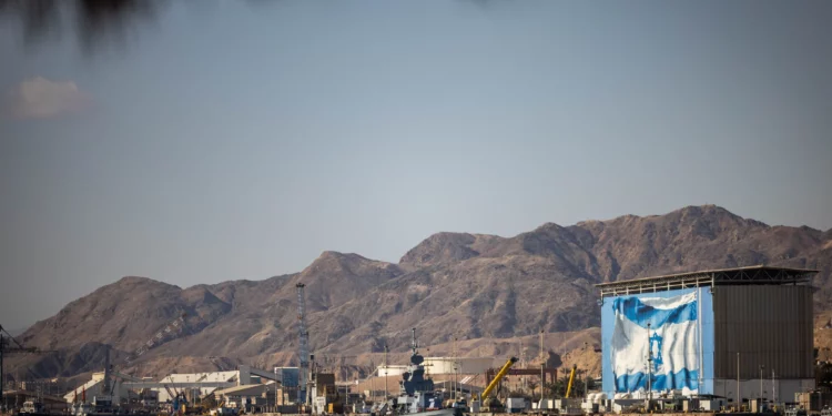 Una corbeta israelí de la clase Sa'ar 6, equipada con una batería de misiles Cúpula de Hierro, patrulla frente a la costa de Eilat el 10 de febrero de 2025. (Chaim Goldberg/Flash90)