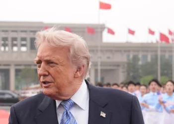 El presidente estadounidense Donald Trump camina para abordar el Air Force One, el 15 de mayo de 2026, en el Aeropuerto Internacional de la Capital de Pekín. (Foto AP/Mark Schiefelbein)