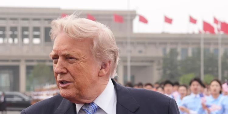 El presidente estadounidense Donald Trump camina para abordar el Air Force One, el 15 de mayo de 2026, en el Aeropuerto Internacional de la Capital de Pekín. (Foto AP/Mark Schiefelbein)