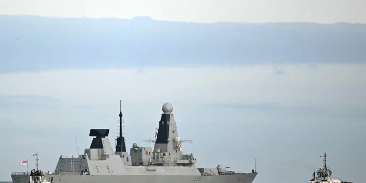 El HMS Dragon, un destructor de defensa antiaérea de la clase Daring Tipo 45 de la Marina Real Británica, zarpa de la base naval de Portsmouth, en la costa sur de Inglaterra, el 10 de marzo de 2026. (JUSTIN TALLIS / AFP)