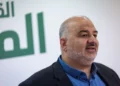 El líder del partido Ra'am, el diputado Mansour Abbas, preside una reunión de facciones en la Knéset el 11 de mayo de 2026 (Yonatan Sindel/Flash90).