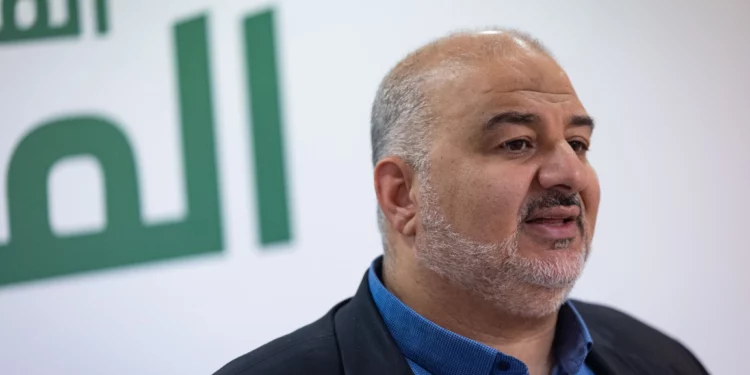 El líder del partido Ra'am, el diputado Mansour Abbas, preside una reunión de facciones en la Knéset el 11 de mayo de 2026 (Yonatan Sindel/Flash90).