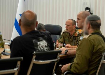 El jefe del Comando del Frente Interno de las FDI, el general de división Shai Klepper, se reúne con líderes de la comunidad fronteriza del norte, según una fotografía autorizada para su publicación el 26 de mayo de 2026. (Fuerzas de Defensa de Israel)