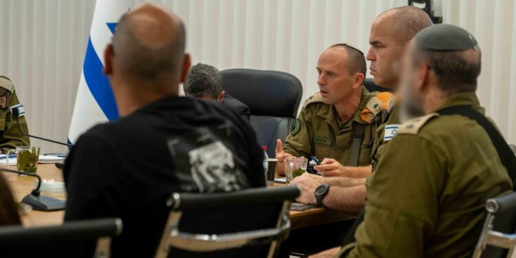 El jefe del Comando del Frente Interno de las FDI, el general de división Shai Klepper, se reúne con líderes de la comunidad fronteriza del norte, según una fotografía autorizada para su publicación el 26 de mayo de 2026. (Fuerzas de Defensa de Israel)