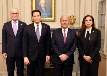 De izquierda a derecha: Yechiel Leiter, embajador de Israel en Estados Unidos; Marco Rubio, secretario de Estado de Estados Unidos; Michel Issa, embajador de Estados Unidos en el Líbano; y Nada Hamadeh Moawad, embajadora del Líbano en Estados Unidos, en el Departamento de Estado en Washington, el 14 de abril de 2026. (Shmulik Almany / Embajada de Israel, Washington)