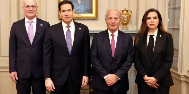 De izquierda a derecha: Yechiel Leiter, embajador de Israel en Estados Unidos; Marco Rubio, secretario de Estado de Estados Unidos; Michel Issa, embajador de Estados Unidos en el Líbano; y Nada Hamadeh Moawad, embajadora del Líbano en Estados Unidos, en el Departamento de Estado en Washington, el 14 de abril de 2026. (Shmulik Almany / Embajada de Israel, Washington)