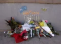 Ofrendas florales en memoria de las víctimas se depositan en un pequeño puente donde unos hombres armados se apostaron durante un tiroteo terrorista masivo perpetrado contra un evento de Jánuca casi una semana antes, en Bondi Beach, Sídney, Australia, el 20 de diciembre de 2025. (Foto de DAVID GRAY / AFP)