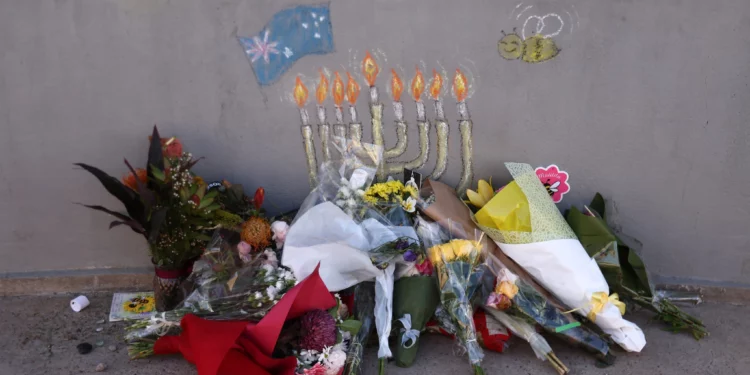 Ofrendas florales en memoria de las víctimas se depositan en un pequeño puente donde unos hombres armados se apostaron durante un tiroteo terrorista masivo perpetrado contra un evento de Jánuca casi una semana antes, en Bondi Beach, Sídney, Australia, el 20 de diciembre de 2025. (Foto de DAVID GRAY / AFP)
