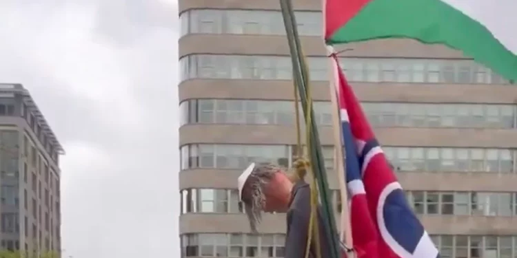 Manifestantes antiisraelíes exhiben una efigie de lo que parece ser un judío ahorcado con kipá en Montreal, 24 de mayo de 2026 (Captura de pantalla de X utilizada de acuerdo con la cláusula 27a de la Ley de Derechos de Autor).
